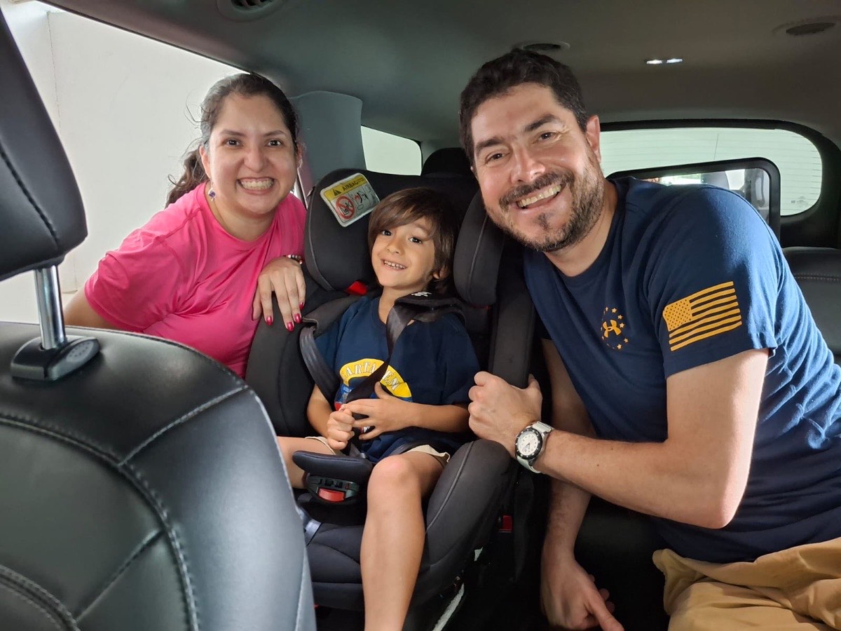 Niño en una silla combinada con arnés
