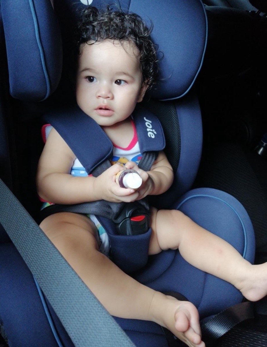 Niño pequeño en una silla convertible